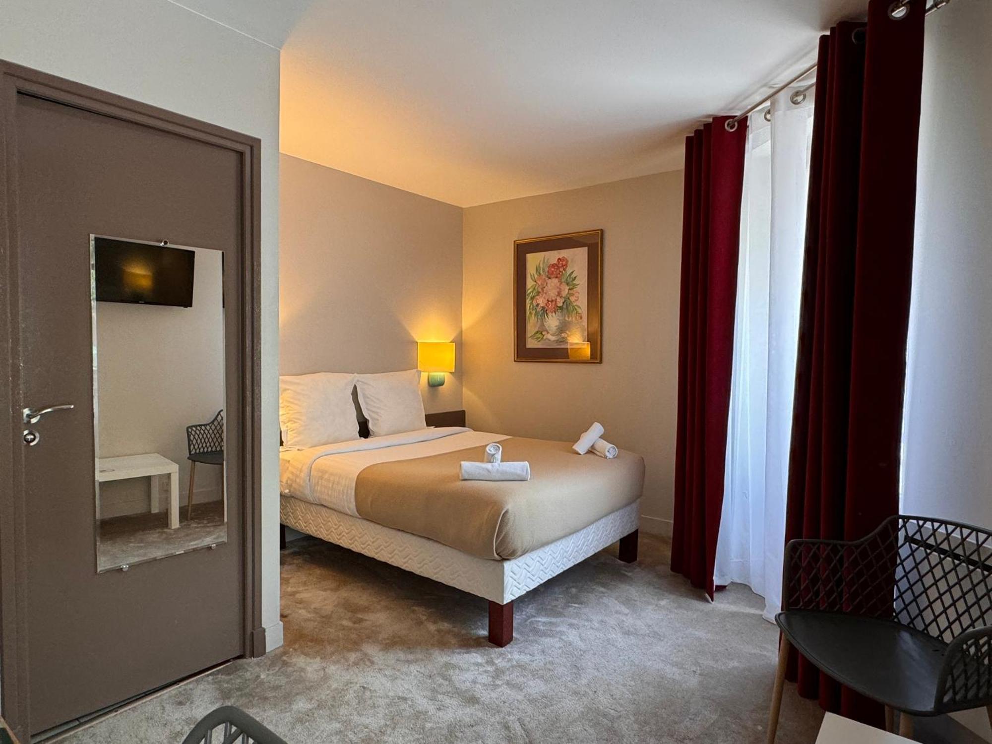 Hotel Paris Vesinet- Logis Hotel Restaurant Ле-Везіне Екстер'єр фото